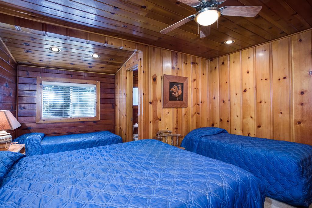 70 Simmons Den Wawona